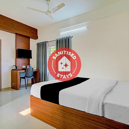 Vaccinated Staff- Capital O 74715 Phoenix Holidays Hotel Kochi Bagian luar foto