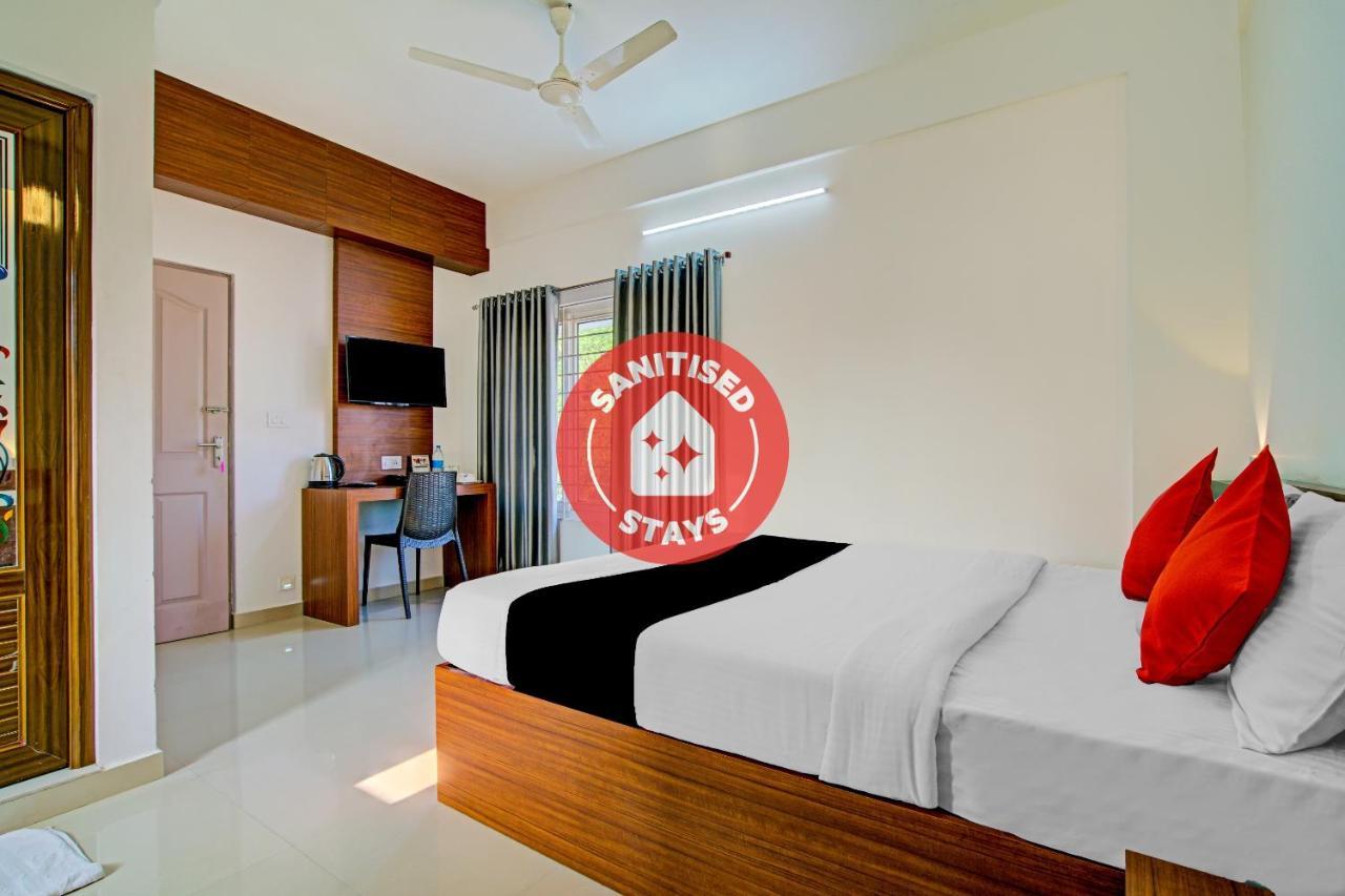 Vaccinated Staff- Capital O 74715 Phoenix Holidays Hotel Kochi Bagian luar foto