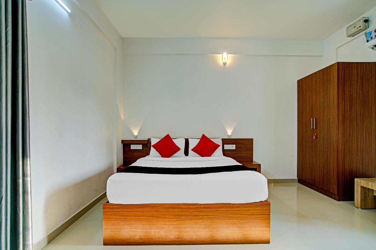 Vaccinated Staff- Capital O 74715 Phoenix Holidays Hotel Kochi Bagian luar foto