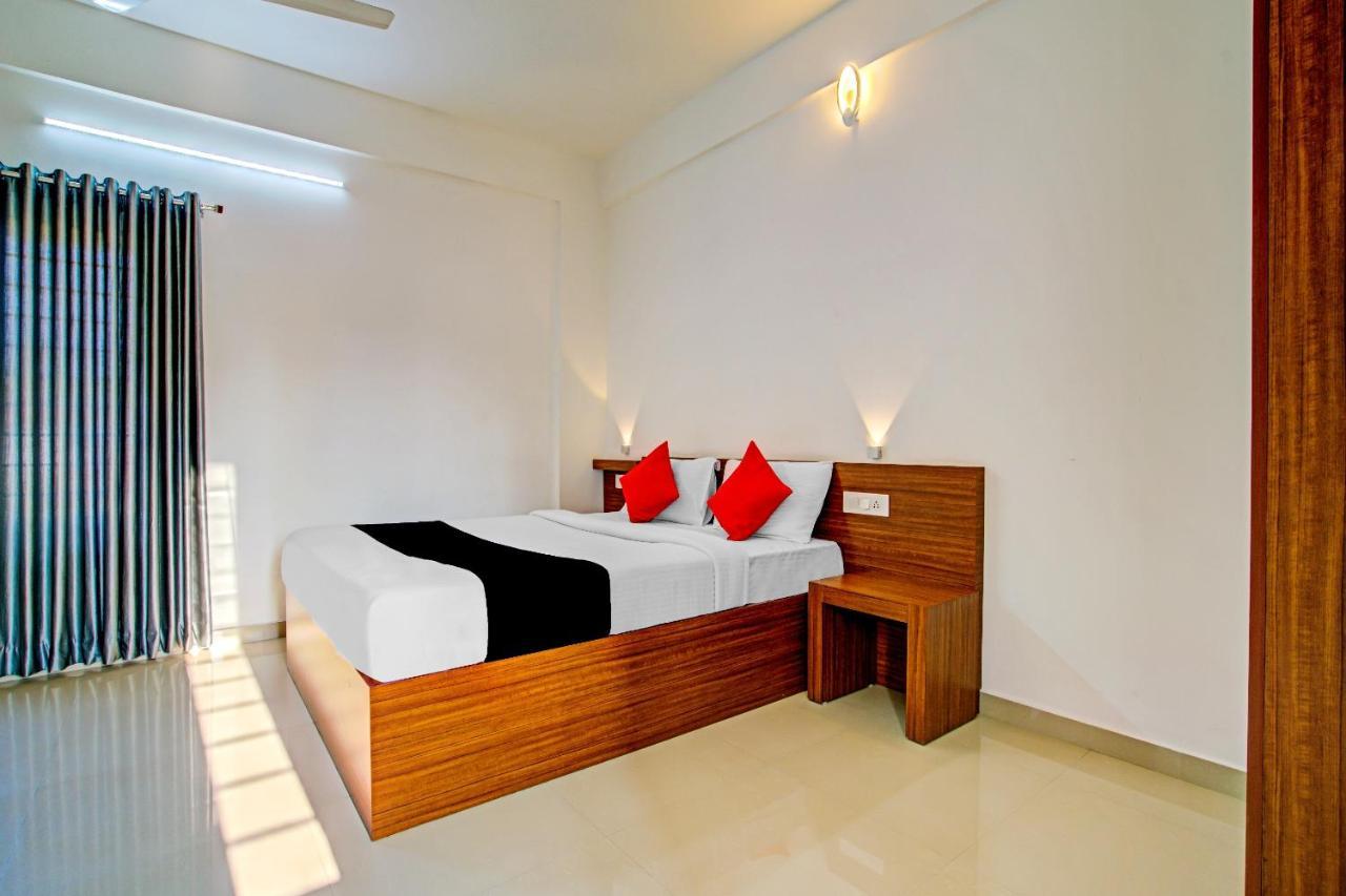 Vaccinated Staff- Capital O 74715 Phoenix Holidays Hotel Kochi Bagian luar foto