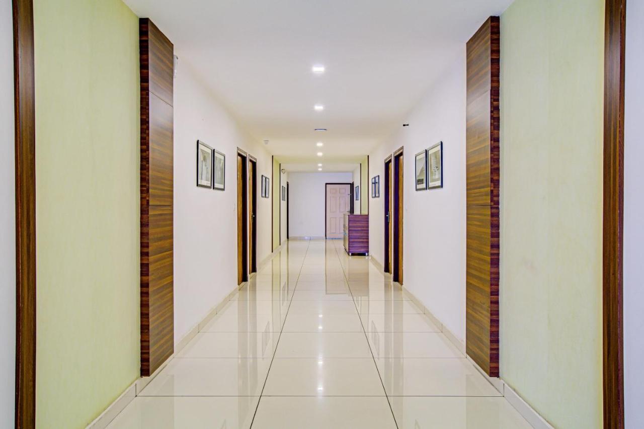 Vaccinated Staff- Capital O 74715 Phoenix Holidays Hotel Kochi Bagian luar foto