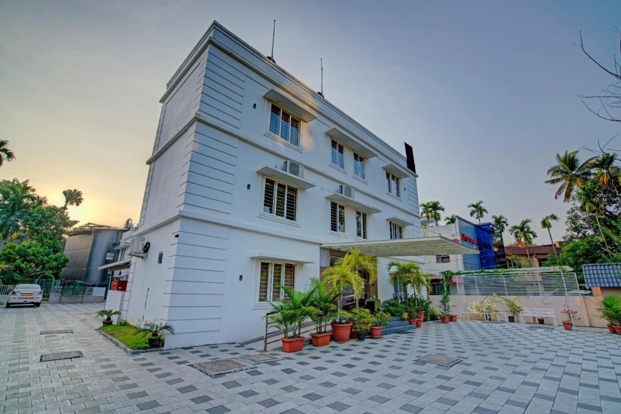 Vaccinated Staff- Capital O 74715 Phoenix Holidays Hotel Kochi Bagian luar foto