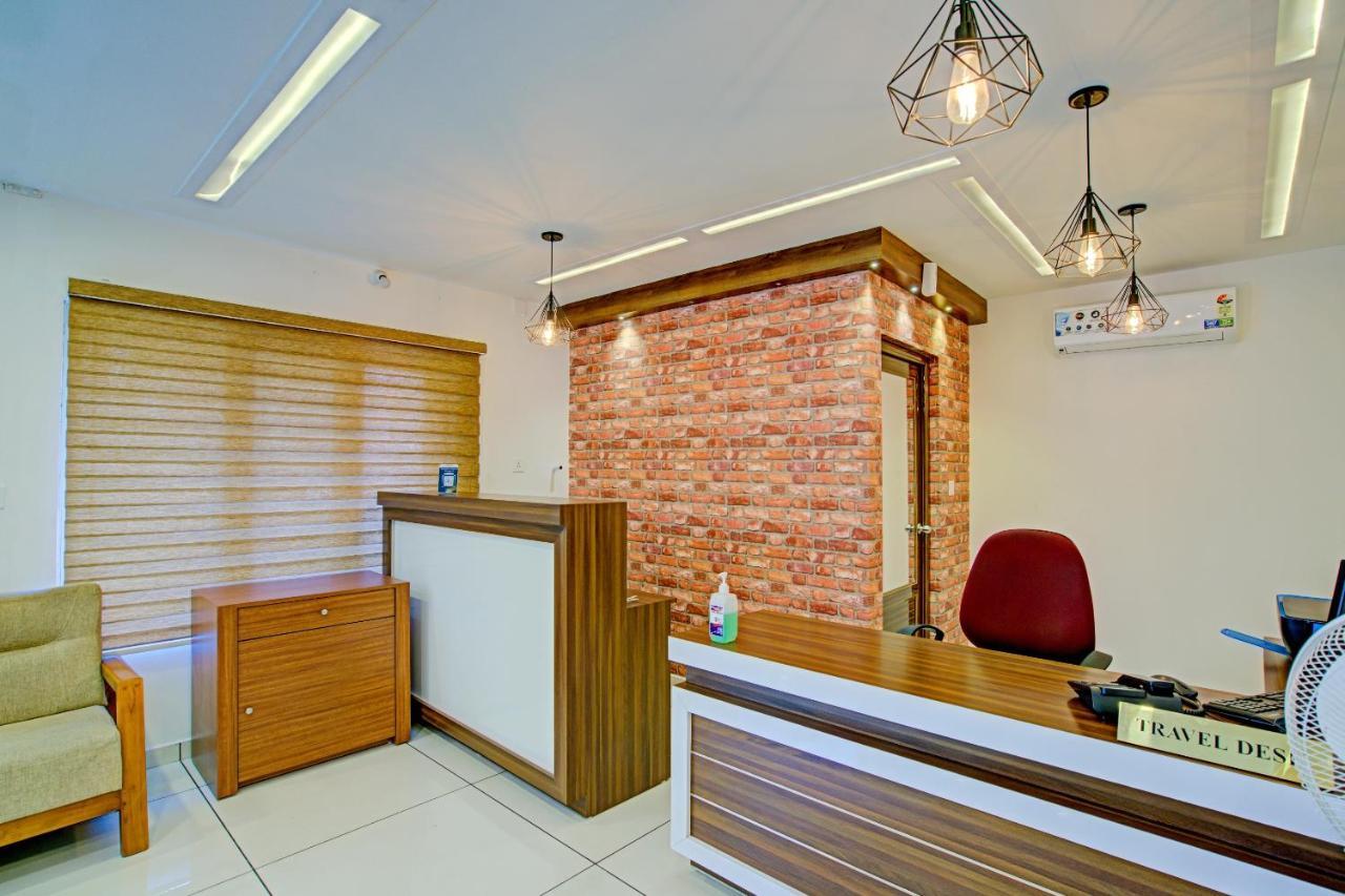 Vaccinated Staff- Capital O 74715 Phoenix Holidays Hotel Kochi Bagian luar foto