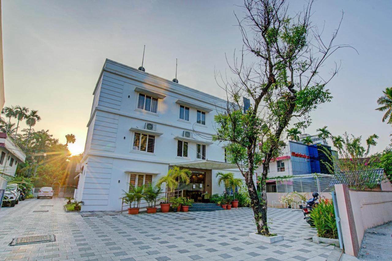 Vaccinated Staff- Capital O 74715 Phoenix Holidays Hotel Kochi Bagian luar foto