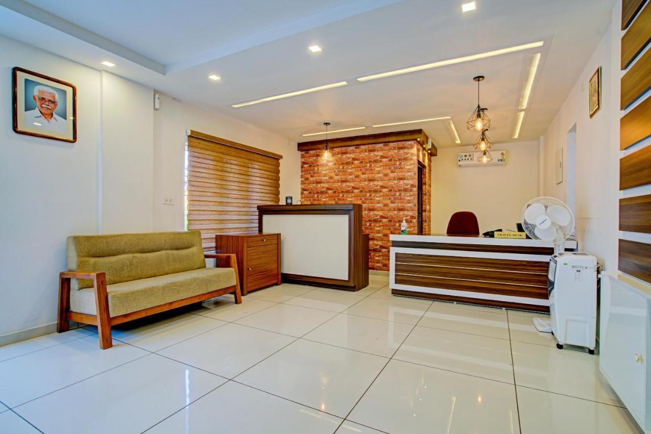 Vaccinated Staff- Capital O 74715 Phoenix Holidays Hotel Kochi Bagian luar foto