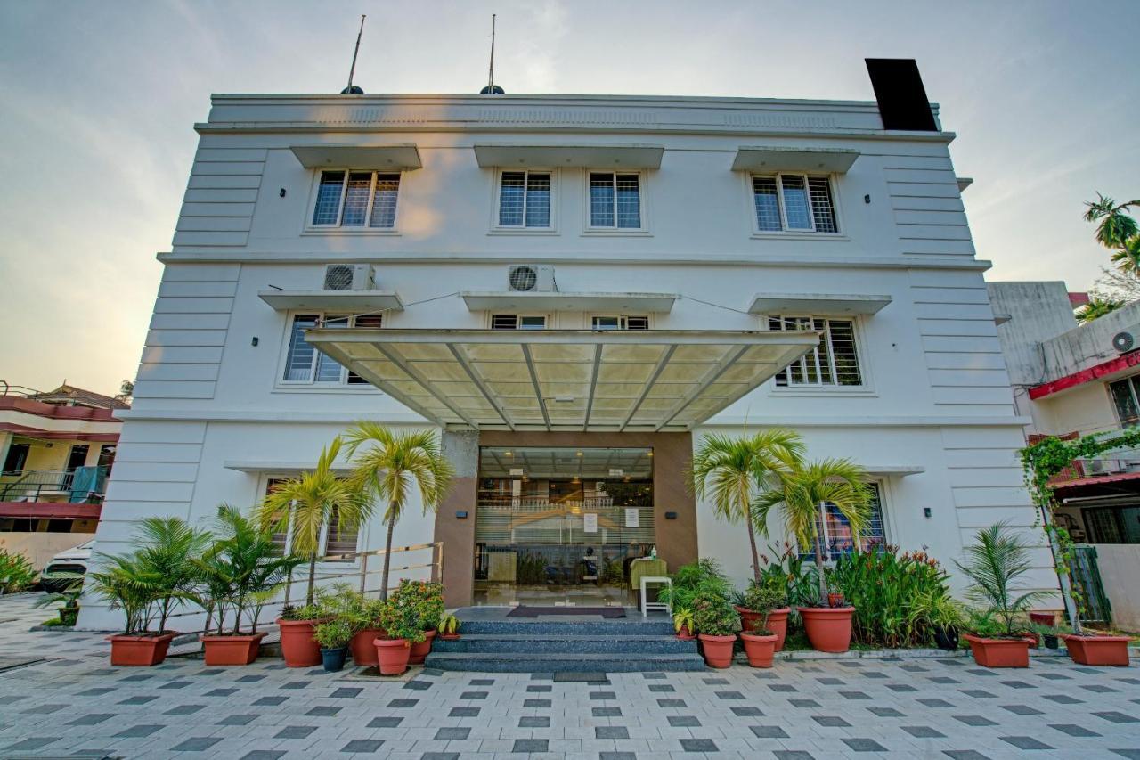 Vaccinated Staff- Capital O 74715 Phoenix Holidays Hotel Kochi Bagian luar foto